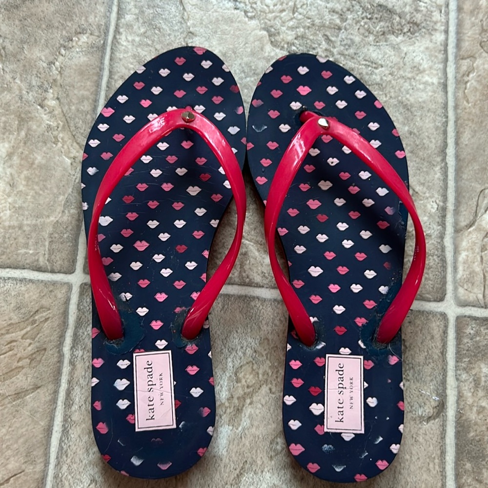 Kate Spade women’s size 8 flip flops in lips pattern
